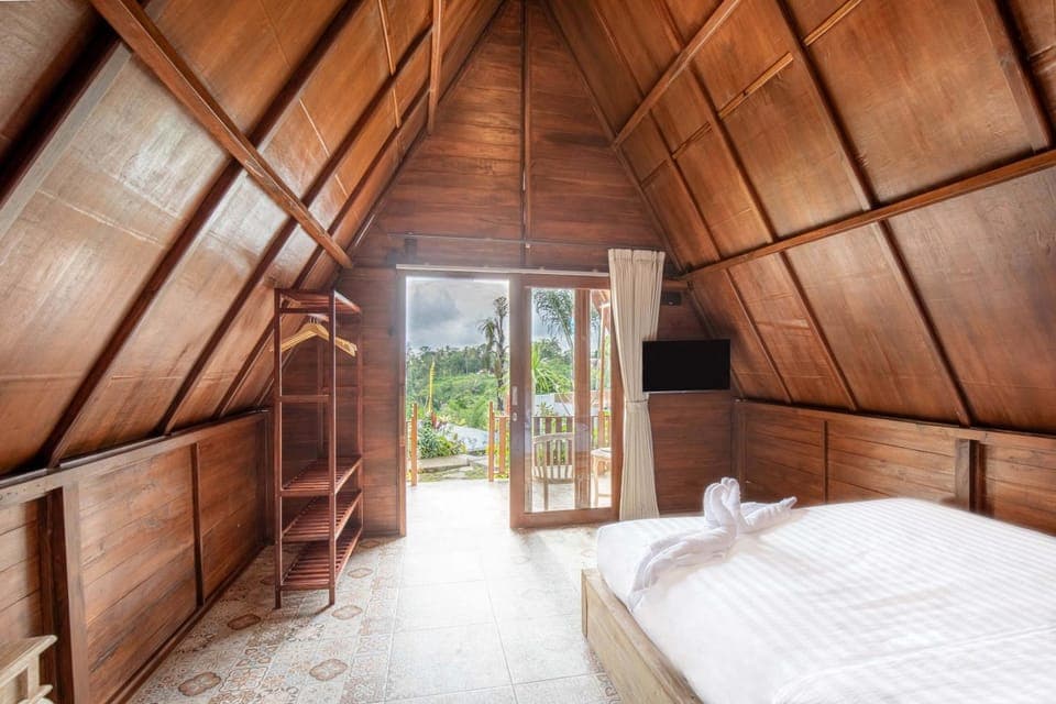 Bed, TV and multimedia, Bedroom