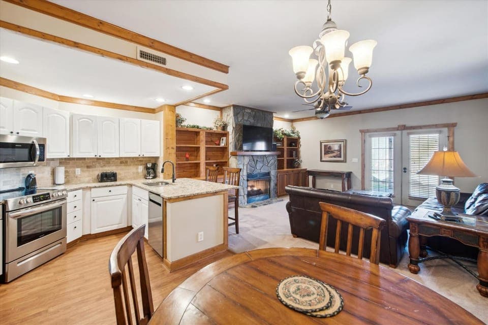 Fam Friendly - 2BR Condo - POOL Fitness Ctr MORE House in Pittman Center