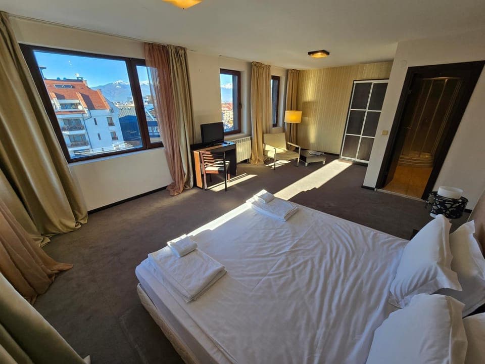 Bed, TV and multimedia, View (from property/room), Photo of the whole room, Seating area, Bedroom, Mountain view, towels, wardrobe