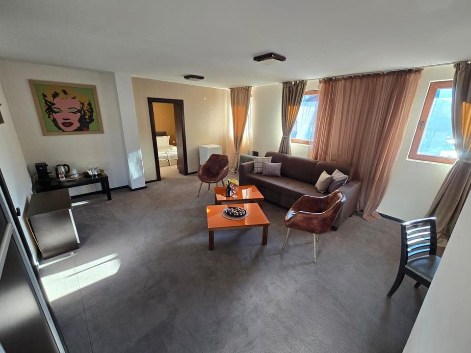 Communal lounge/ TV room, TV and multimedia, Coffee/tea facilities, Living room, Photo of the whole room, Seating area, Evening entertainment