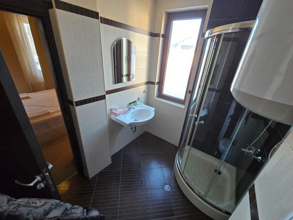 Shower, Toilet, Bathroom, View (from property/room), towels