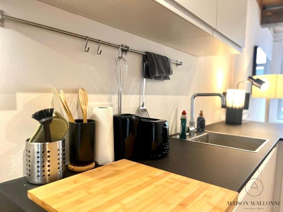 Coffee/tea facilities, Kitchen or kitchenette, stove