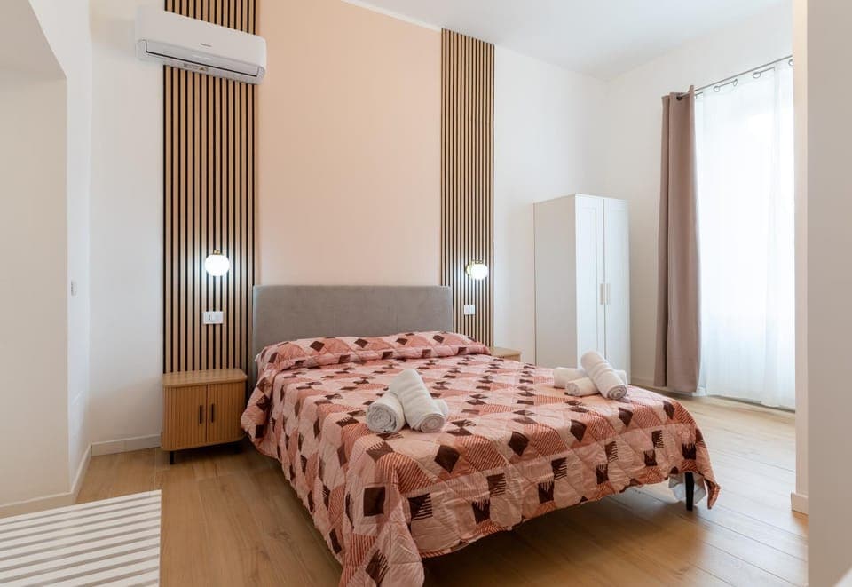 Photo of the whole room, Bedroom, wardrobe, air conditioner