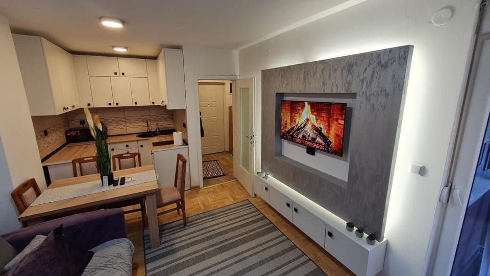 TV and multimedia, Kitchen or kitchenette, Living room, Seating area, Dining area