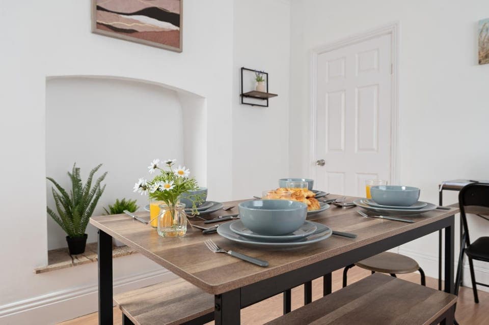 Food and drinks, Seating area, Dining area, Food