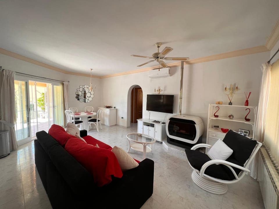 TV and multimedia, Living room, Seating area, Evening entertainment, fireplace