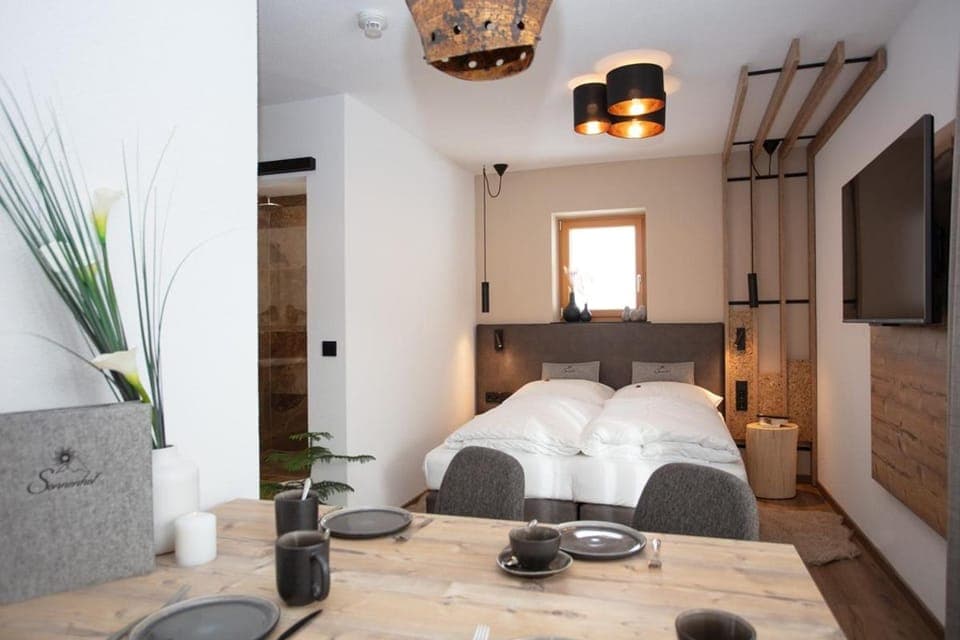 Bed, TV and multimedia, Bedroom