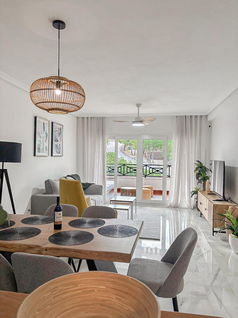 Communal lounge/ TV room, TV and multimedia, Balcony/Terrace, Living room, Seating area, Dining area
