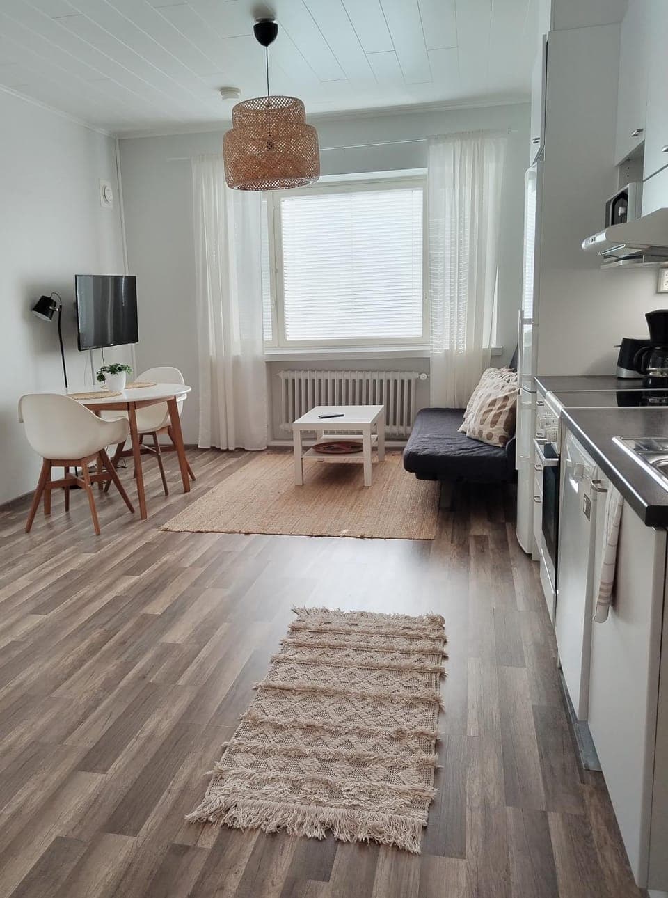 TV and multimedia, Kitchen or kitchenette, Living room, Seating area, Dining area