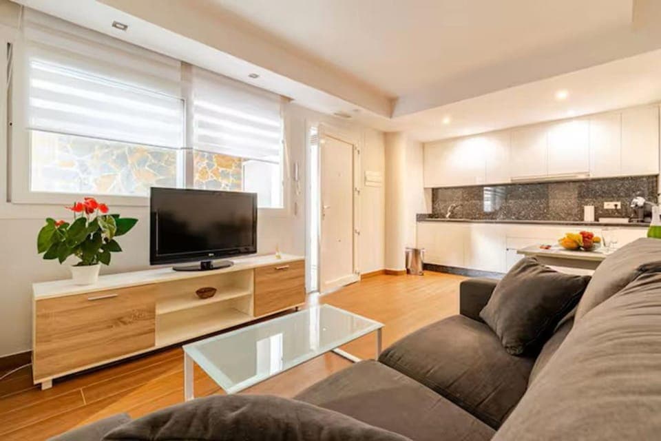 TV and multimedia, Kitchen or kitchenette, Living room, Seating area