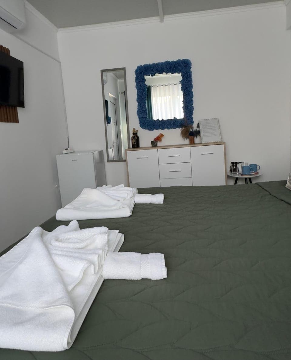 Bed, TV and multimedia, Photo of the whole room, Bedroom, towels, air conditioner