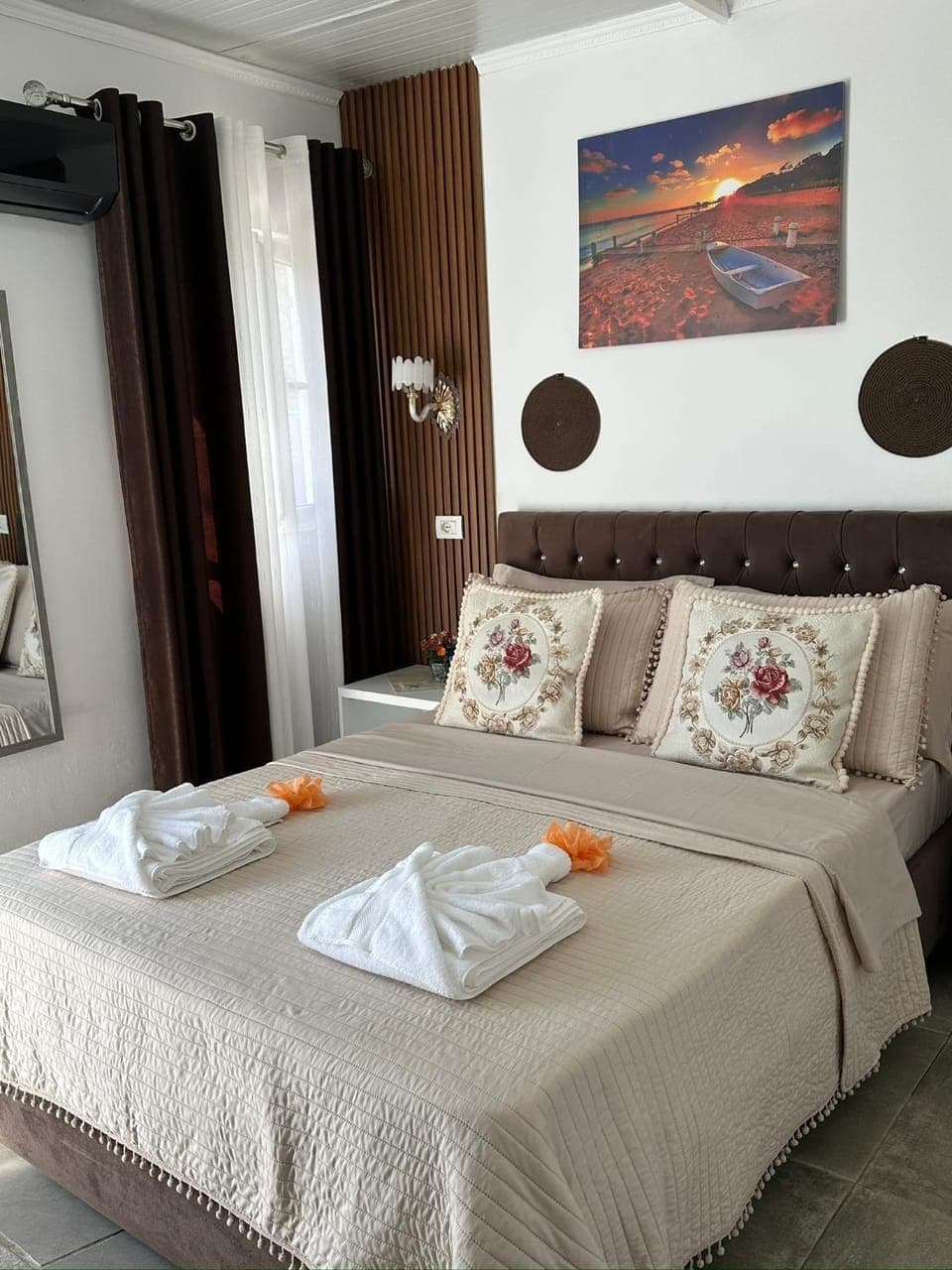 Bed, Living room, Photo of the whole room, Seating area, Bedroom, towels