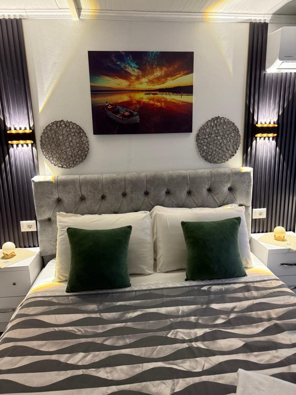 Bed, Living room, Photo of the whole room, Seating area, Bedroom