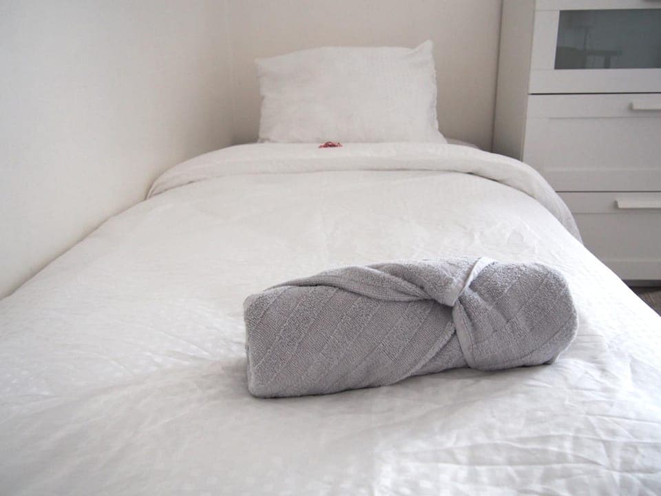 Bed, towels