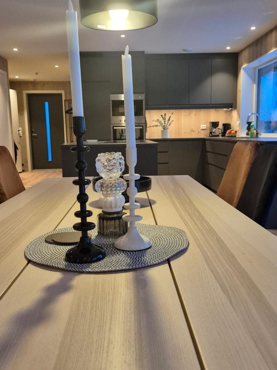 Kitchen or kitchenette, Dining area