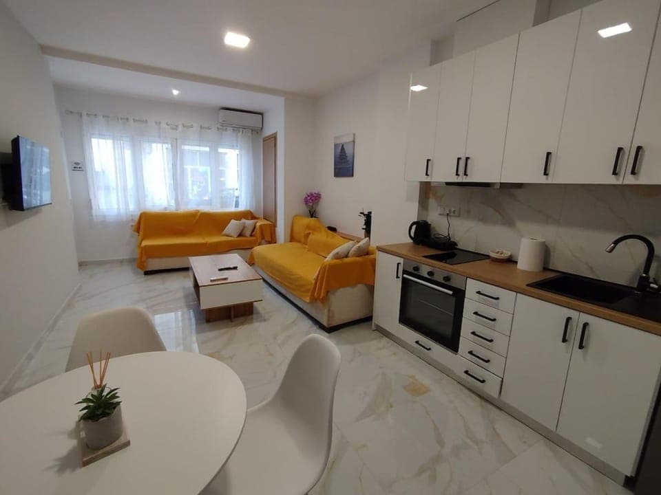 Coffee/tea facilities, Kitchen or kitchenette, Living room, Seating area, Dining area, stove