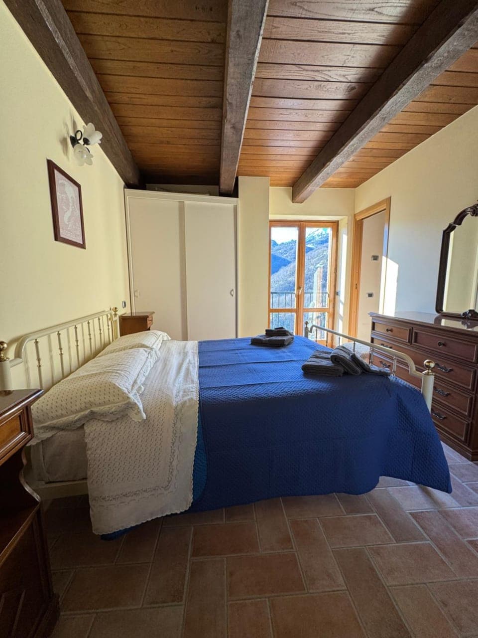 Photo of the whole room, Bedroom