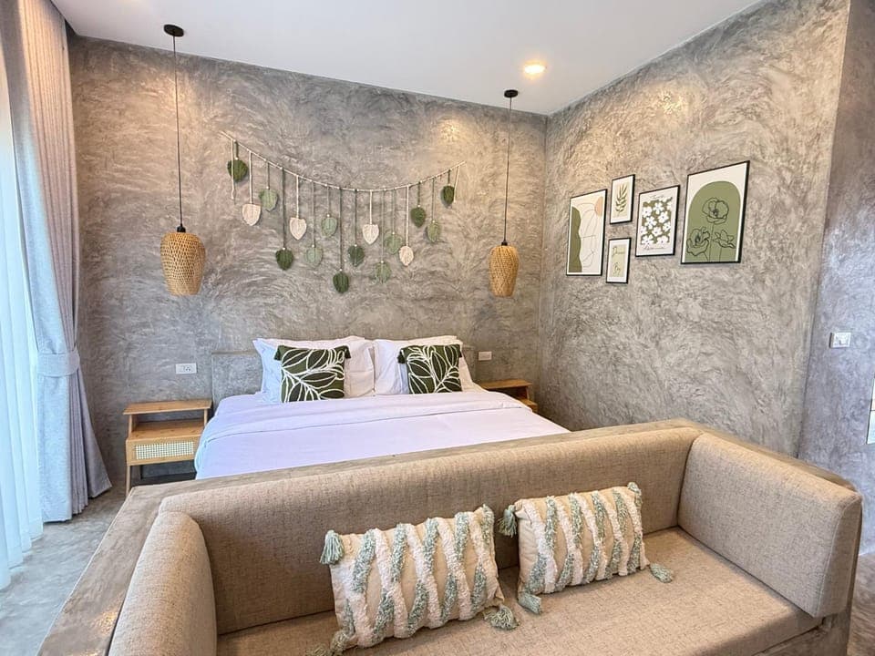 Bed, Seating area, Bedroom