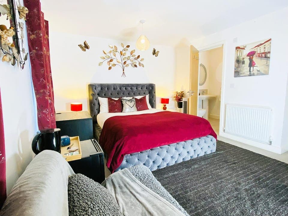 Bed, Photo of the whole room, Bedroom