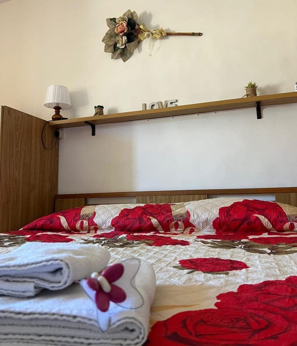 Bed, Bedroom, towels