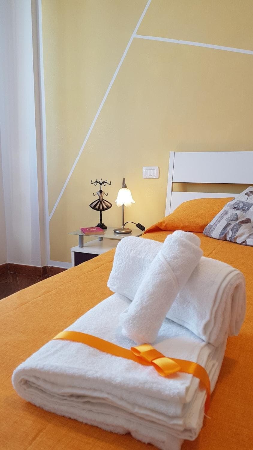 Bed, Bedroom, towels