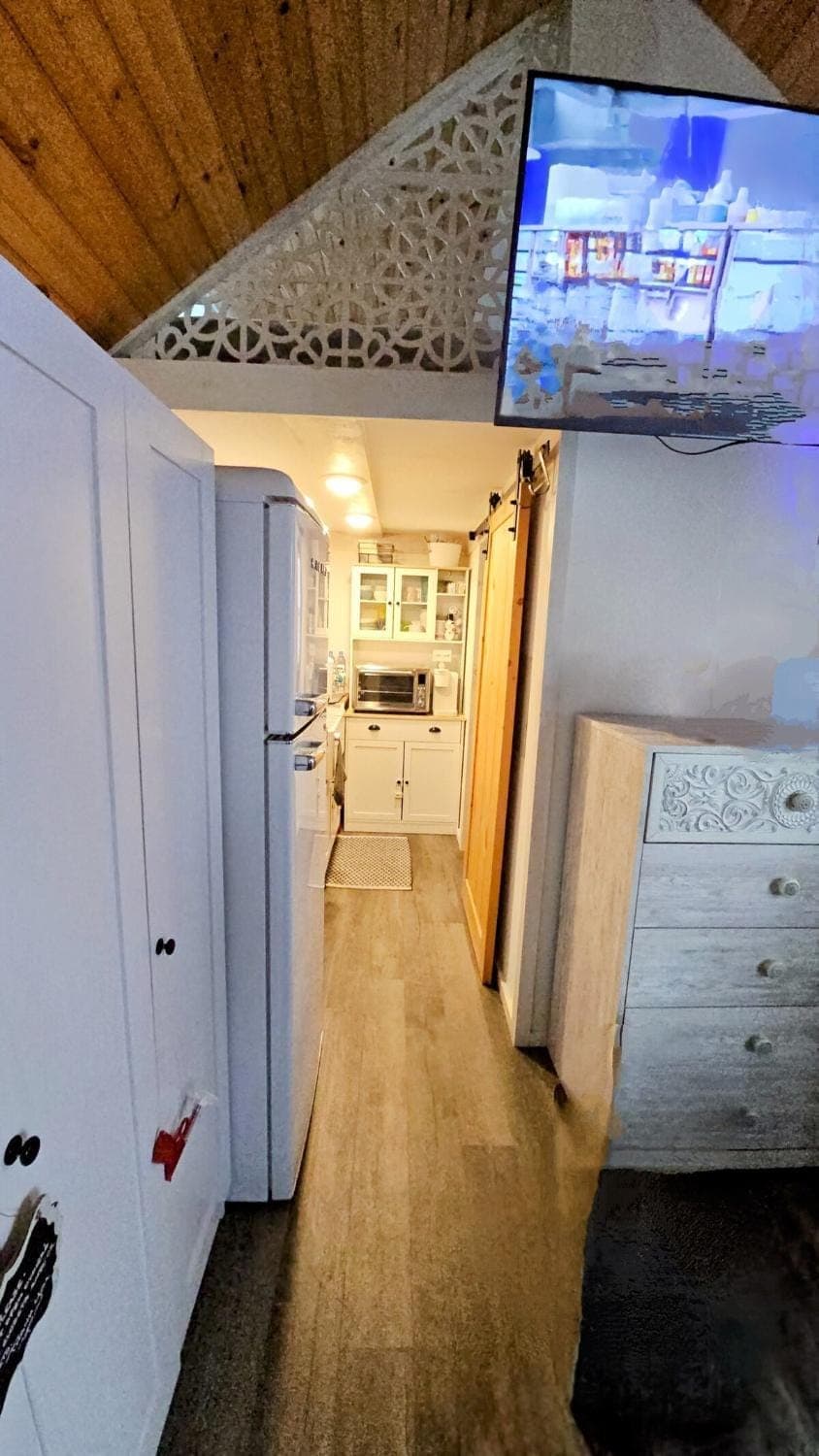 Kitchen or kitchenette, oven