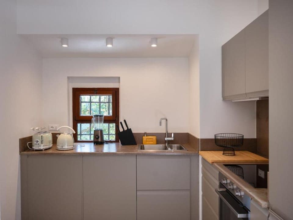Coffee/tea facilities, Kitchen or kitchenette, dishwasher, stove, toaster
