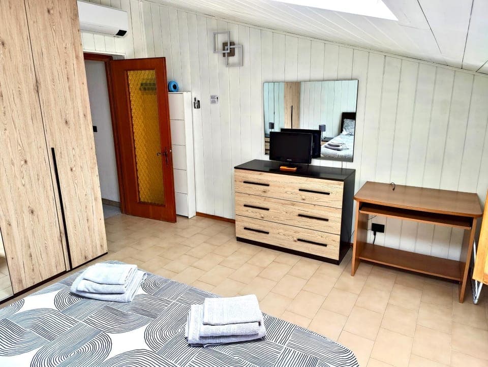 Bed, TV and multimedia, Bedroom, air conditioner, air conditioner