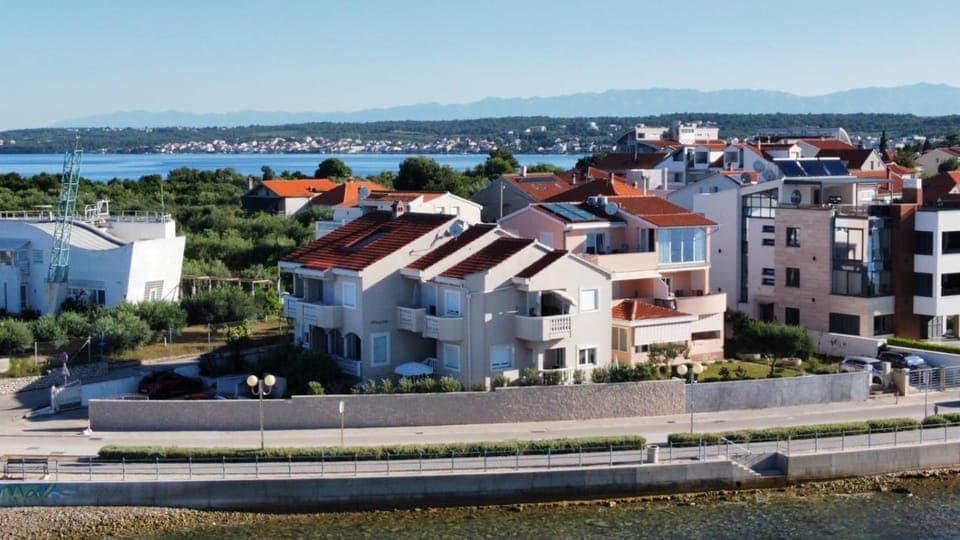 Property building, Day, Natural landscape, Bird's eye view, City view, Lake view, Sea view, Location, Parking