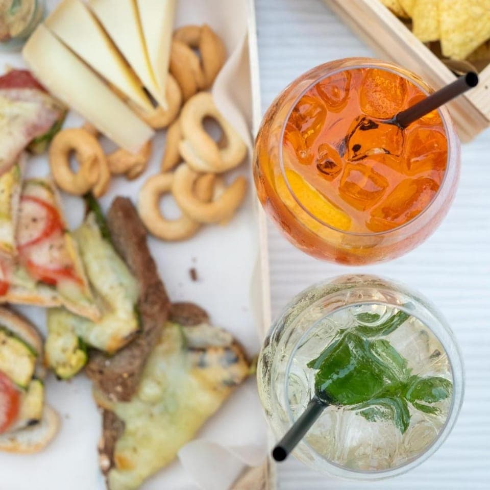 Food and drinks, Seating area, Drinks