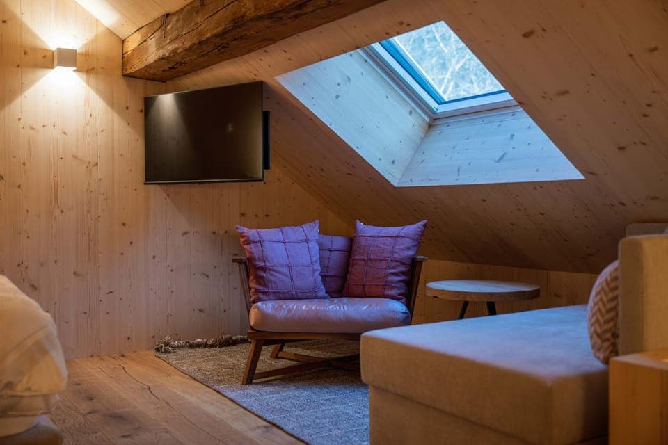 Bed, TV and multimedia, Bedroom