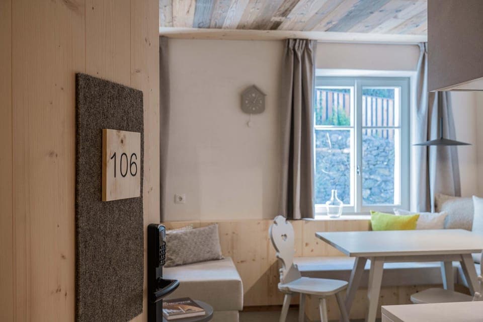 Seating area, Dining area