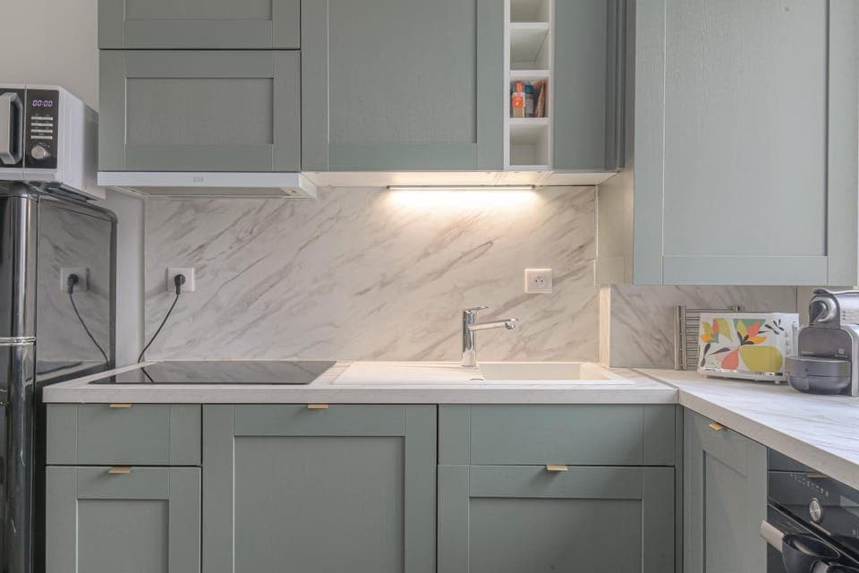 Kitchen or kitchenette, dishwasher, stove