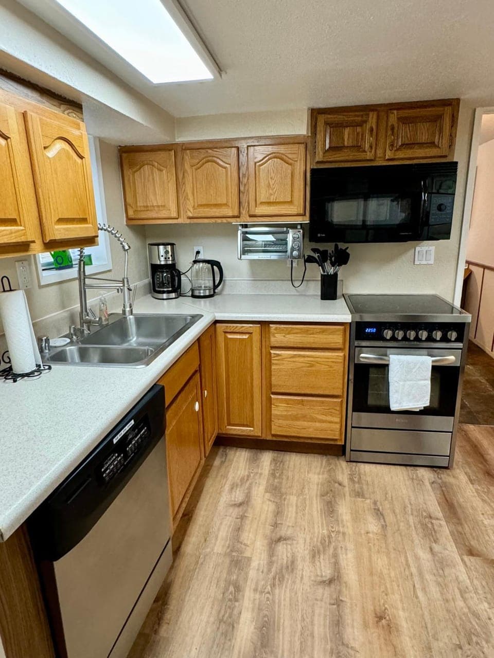 Coffee/tea facilities, Kitchen or kitchenette, dishwasher, oven, stove, toaster