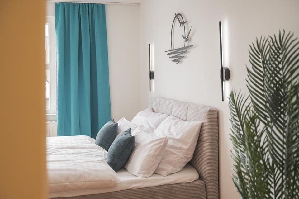 Bed, Living room, Photo of the whole room, Seating area, Bedroom