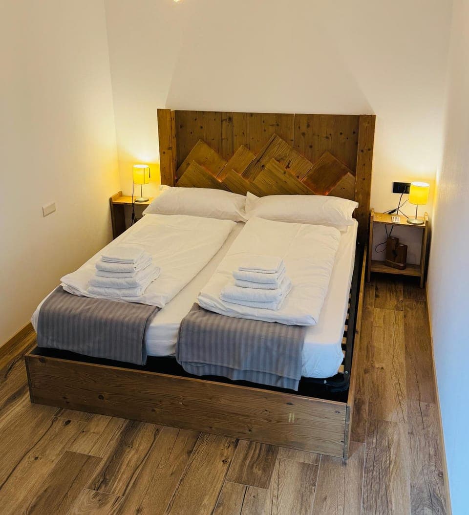 Bed, Photo of the whole room, Bedroom, towels