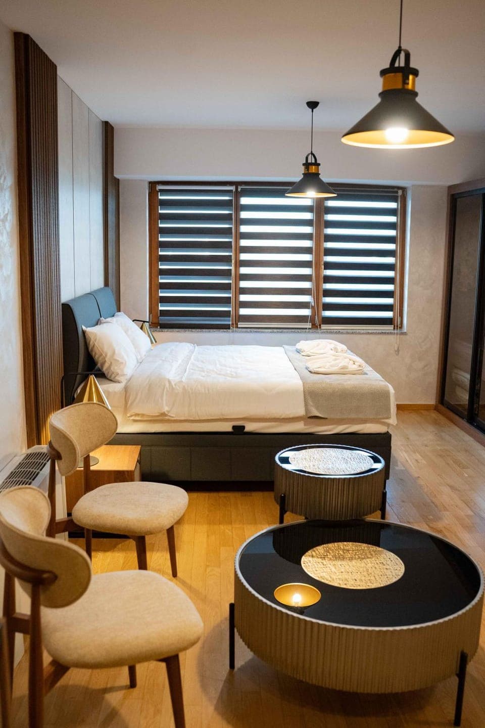 Bed, Living room, Photo of the whole room, Seating area, Bedroom