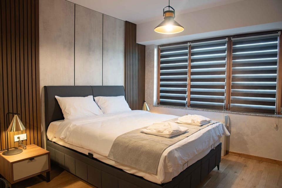 Bed, Photo of the whole room, Bedroom, towels