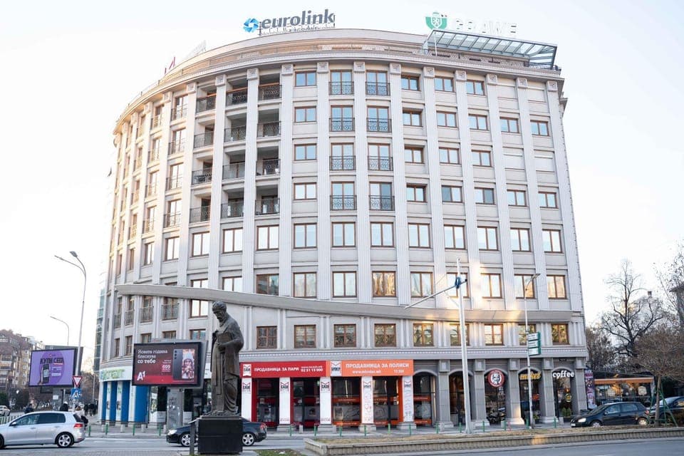 Property building, Day, City view, Location