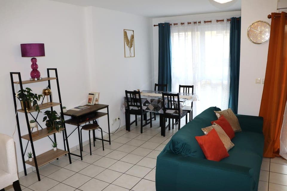 Seating area, Dining area