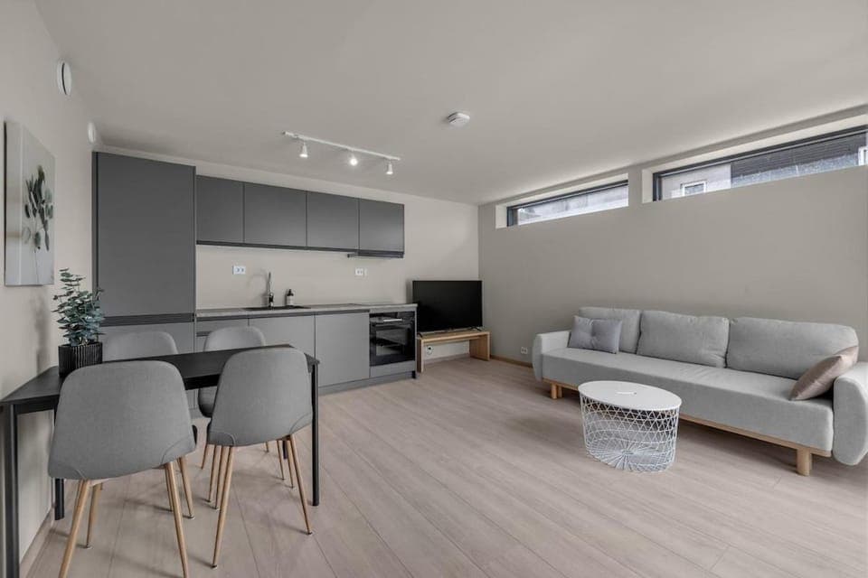 TV and multimedia, Kitchen or kitchenette, Living room, Seating area, Dining area, stove