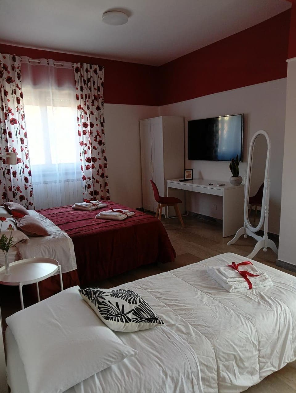 Bed, TV and multimedia, Bedroom