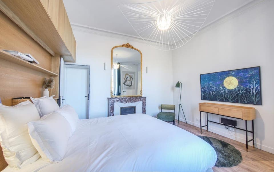 Bed, TV and multimedia, Photo of the whole room, Bedroom, fireplace