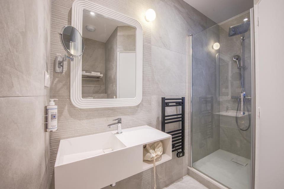 Shower, Toilet, Bathroom, hair dryier