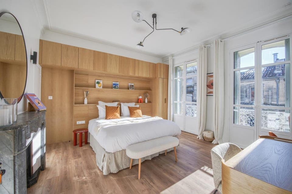 Bed, Photo of the whole room, Decorative detail, Decorative detail, Bedroom, fireplace, storage