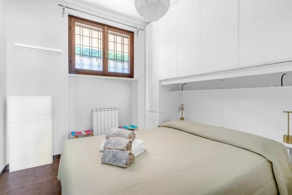 Bed, Photo of the whole room, Bedroom, towels