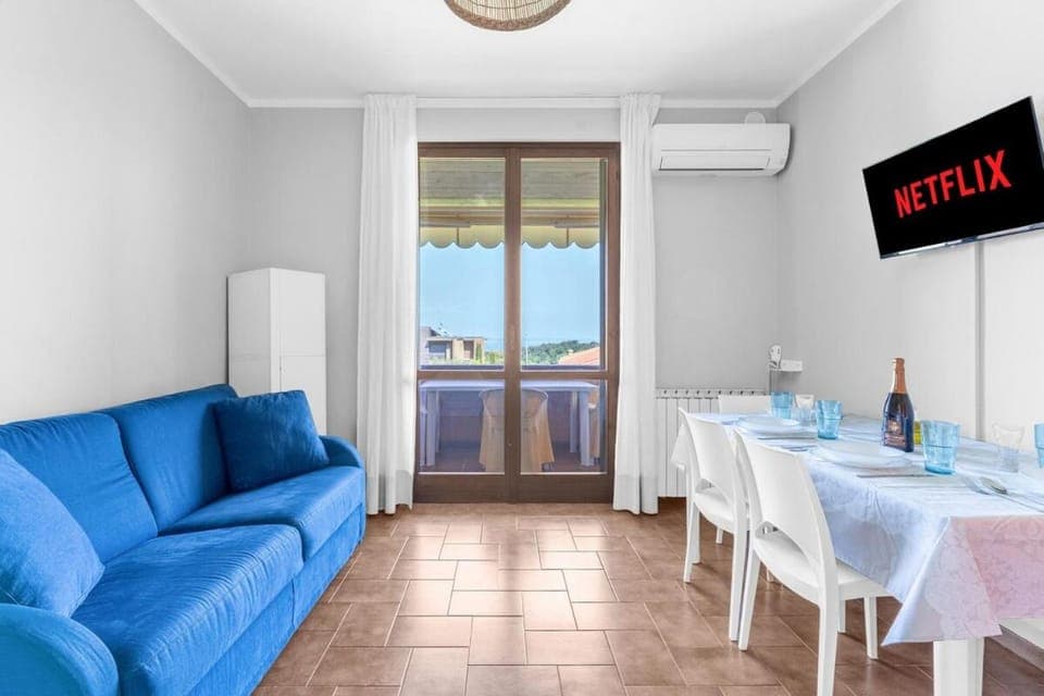 TV and multimedia, Living room, Seating area, Dining area, air conditioner