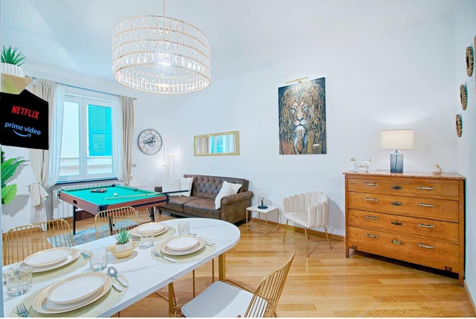 Billiard, TV and multimedia, Living room, Decorative detail, Seating area, Floor plan, Dining area, internet, internet