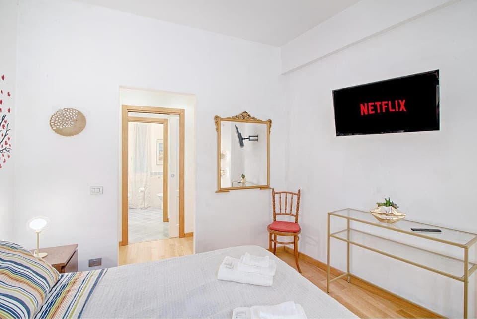 Bed, TV and multimedia, Decorative detail, Floor plan, Bedroom, internet, internet, towels