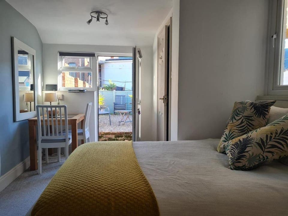Dining area, Bedroom, Garden view